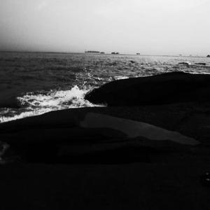 他含着她的花蒂猛吸
