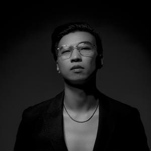 他含着她的花蒂猛吸
