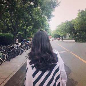 他含着她的花蒂猛吸
