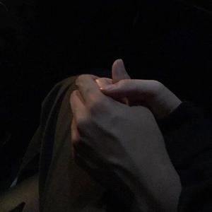 他含着她的花蒂猛吸
