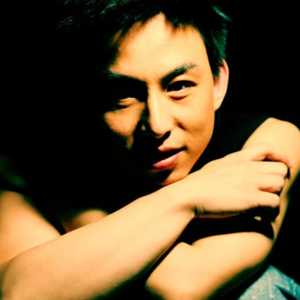 他含着她的花蒂猛吸
